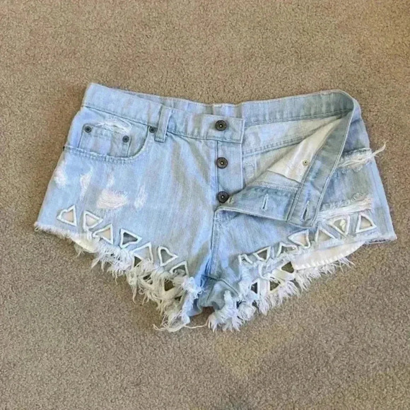 Carmar Triangle Cut Out Boho Festival Jean Shorts. In size 29 - Picture 3 of 4